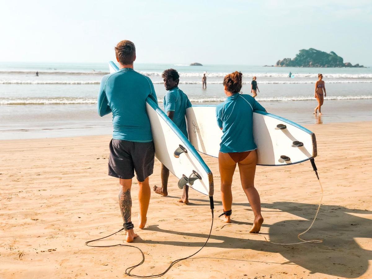 Bed and Breakfast Lucky'S Surf Camp à Weligama Extérieur photo